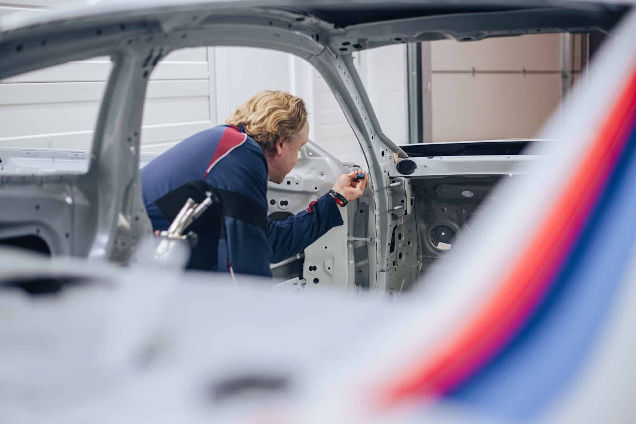 BMW 3.0 CSL: il processo di produzione nel dettaglio e la verniciatura