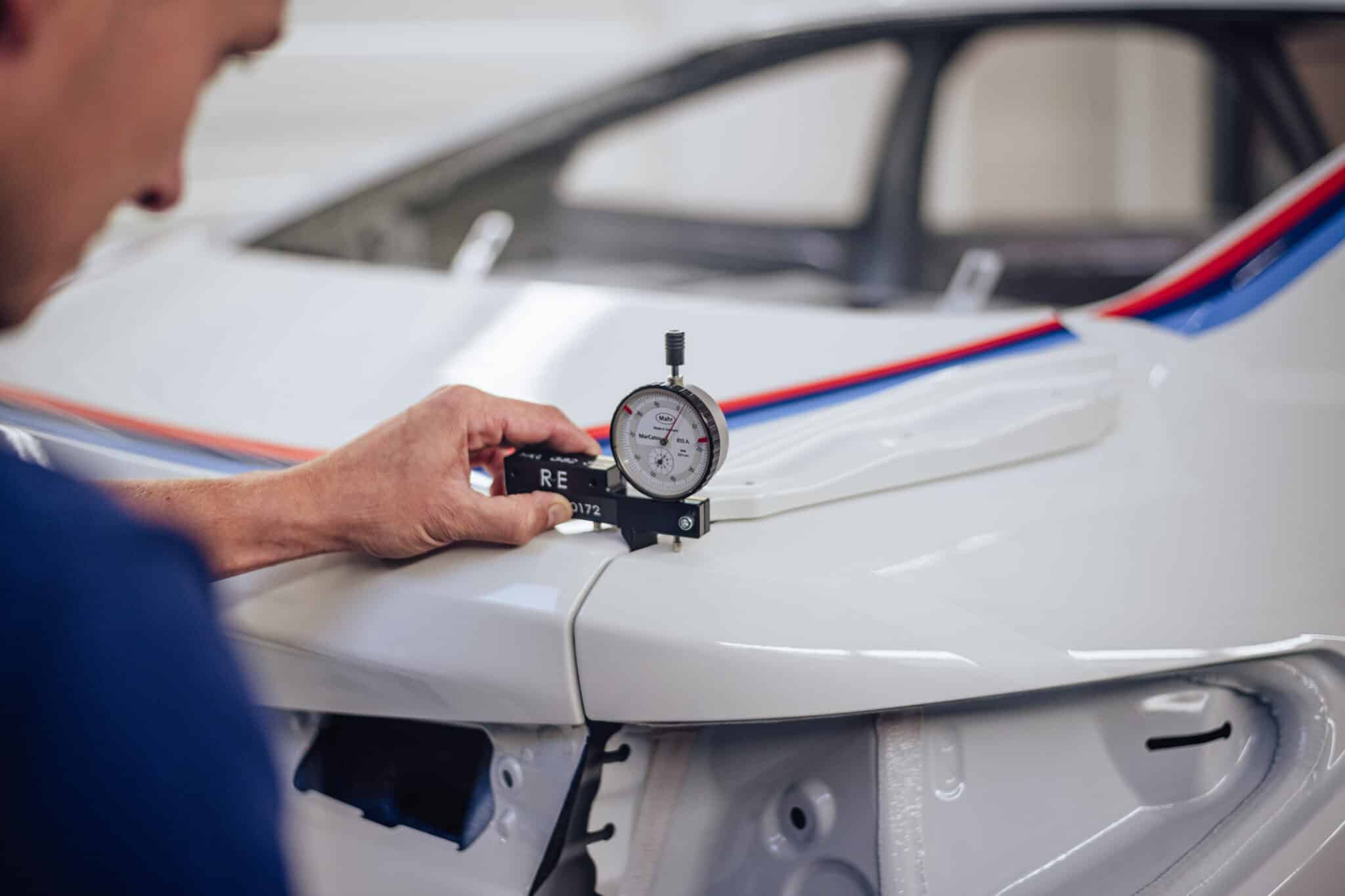 BMW 3.0 CSL: il processo di produzione nel dettaglio e la verniciatura