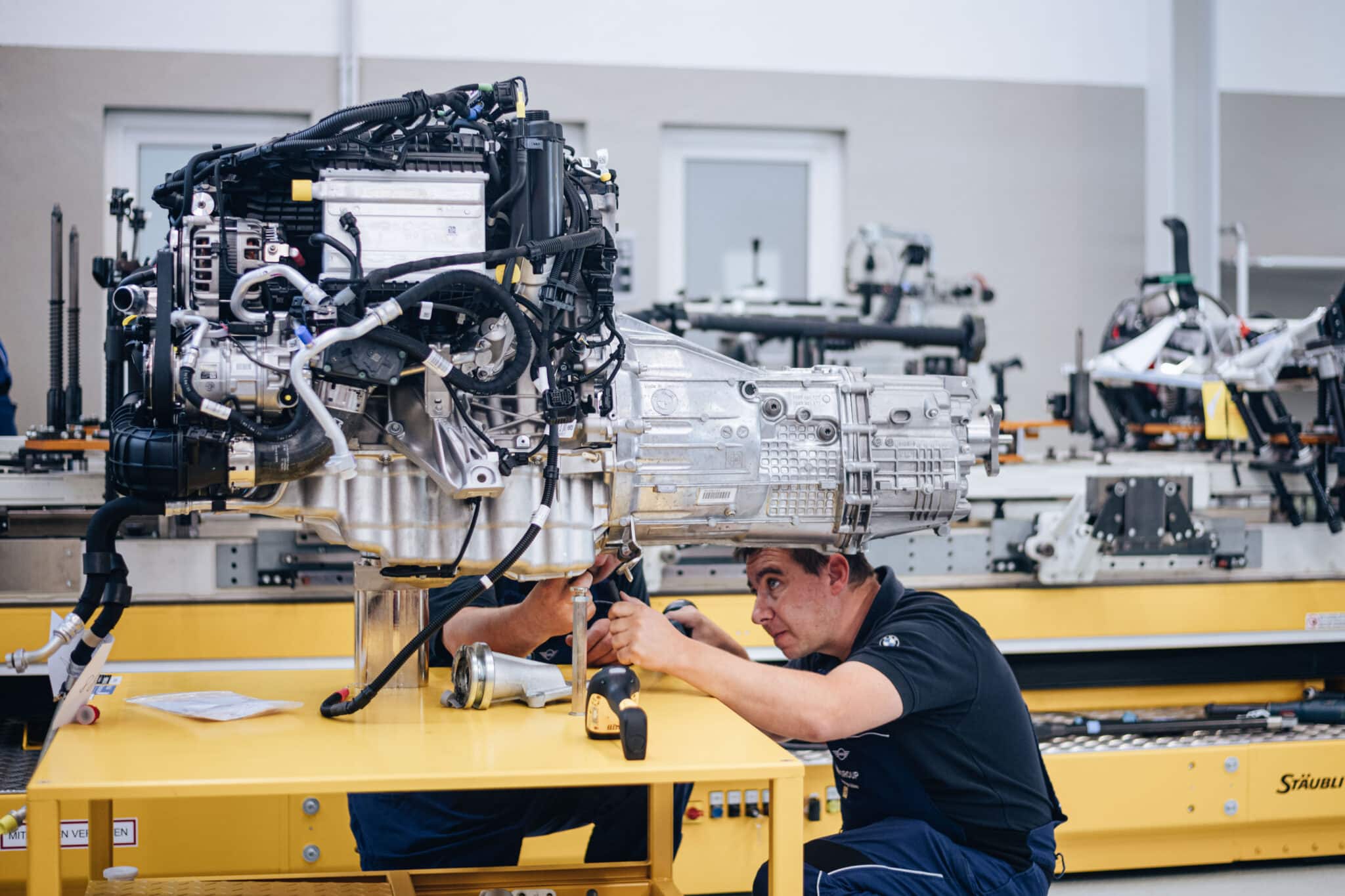 BMW 3.0 CSL: il processo di produzione nel dettaglio e la verniciatura