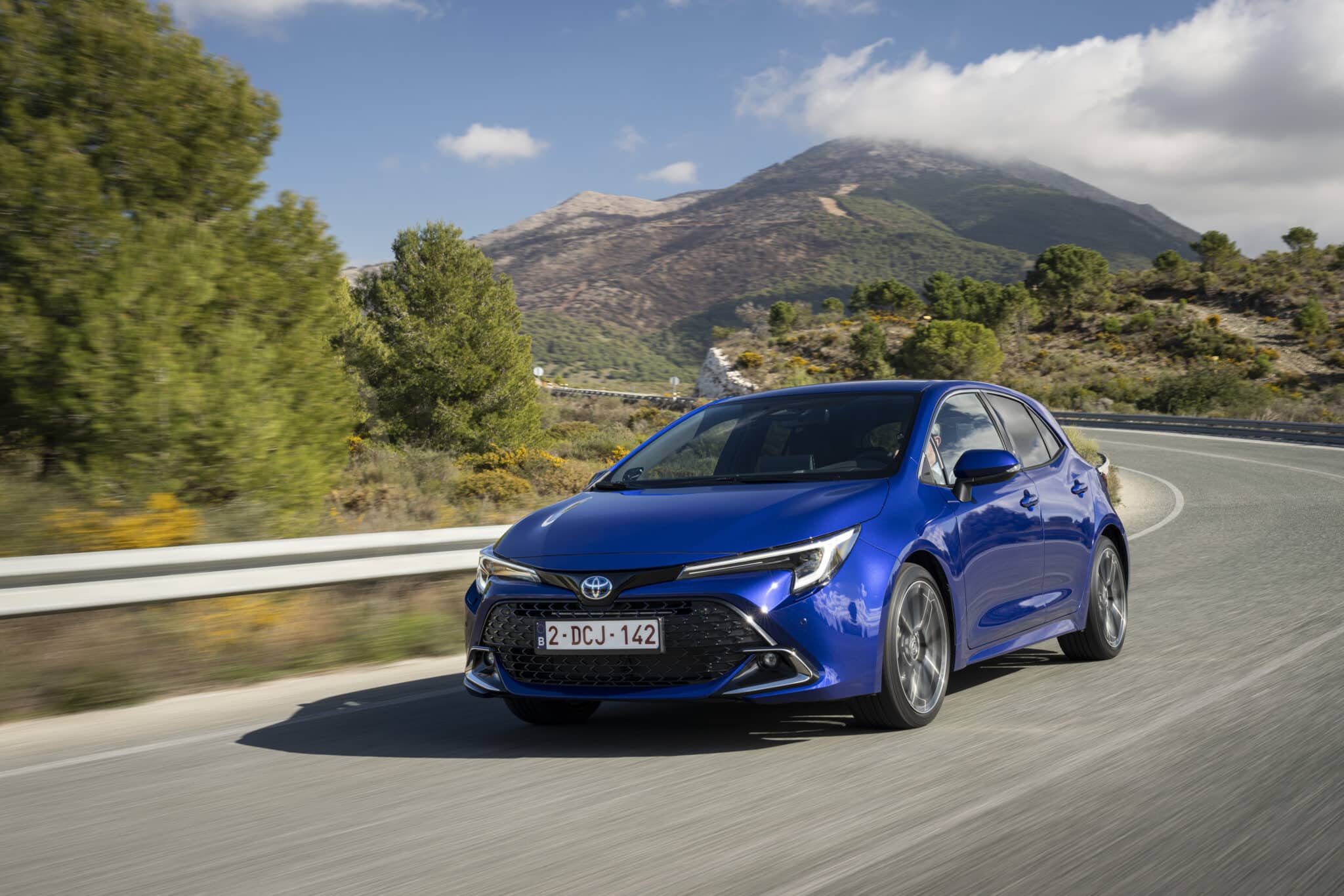 Toyota Corolla e Corolla Touring 2023: scheda tecnica, caratteristiche, prezzi e motorizzazioni
