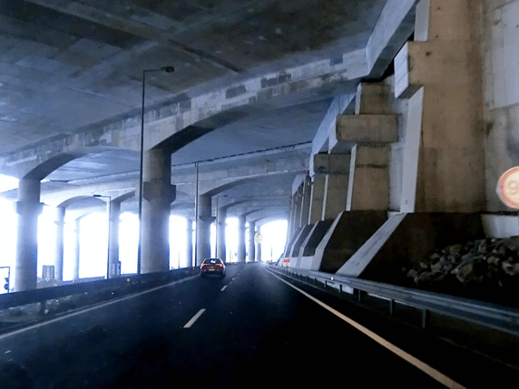 Intradosso della runway del Madeira International Airport. Credits: Structurae