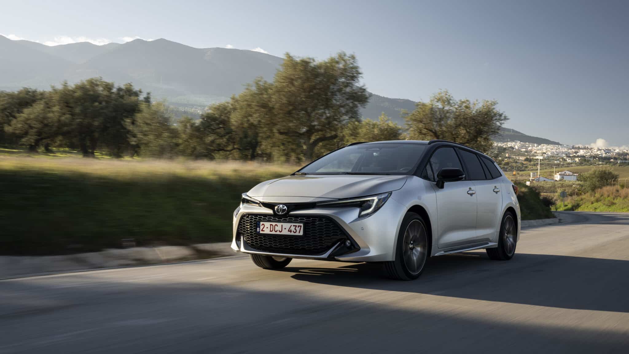 Toyota Corolla e Corolla Touring 2023: scheda tecnica, caratteristiche, prezzi e motorizzazioni