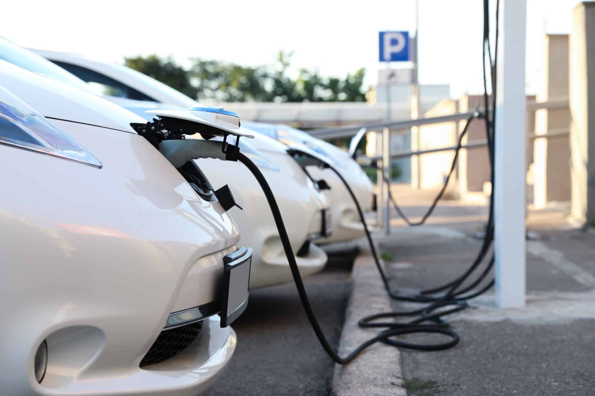 Auto elettriche in ricarica