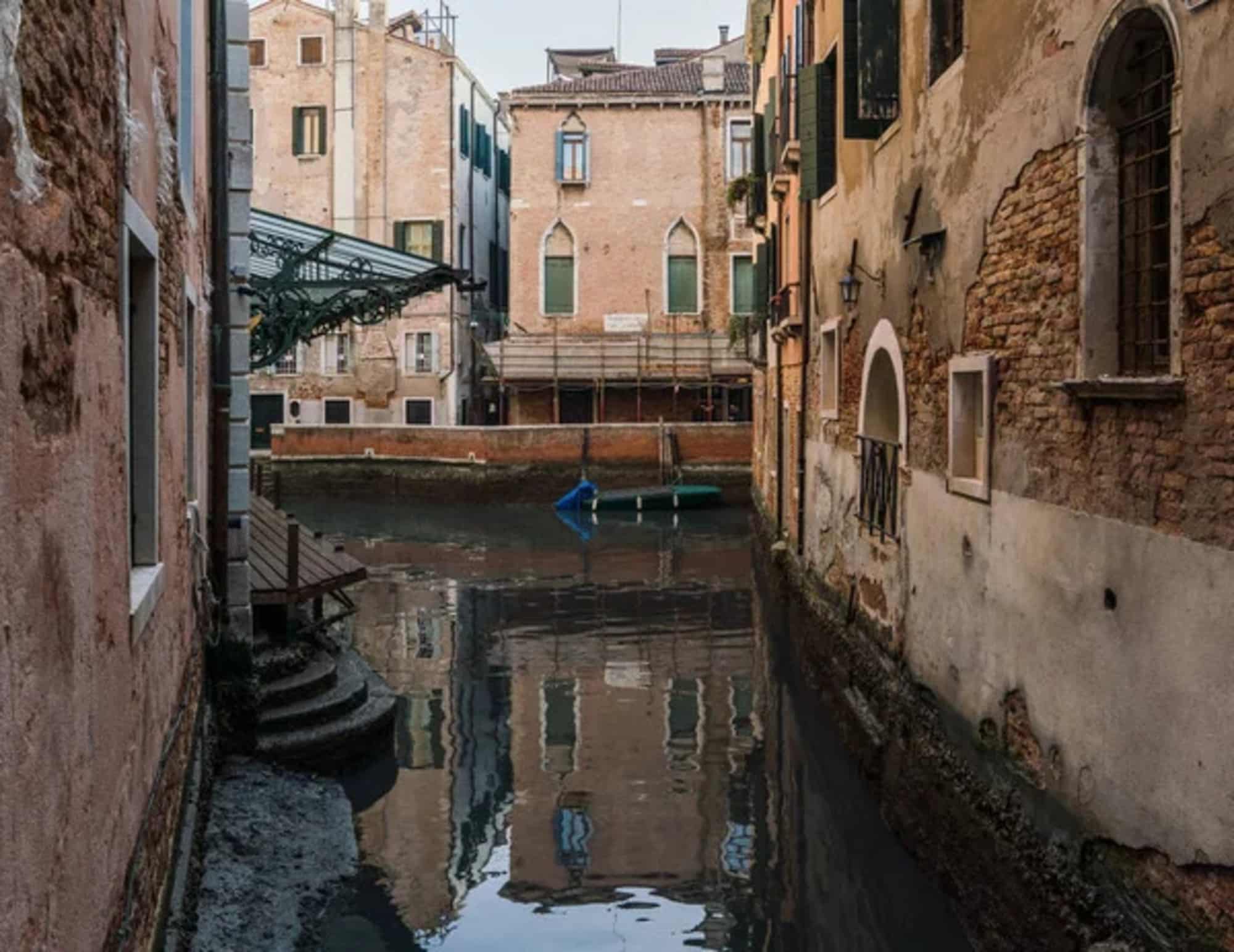 Bassa marea record a Venezia: canali prosciugati e gondole bloccate