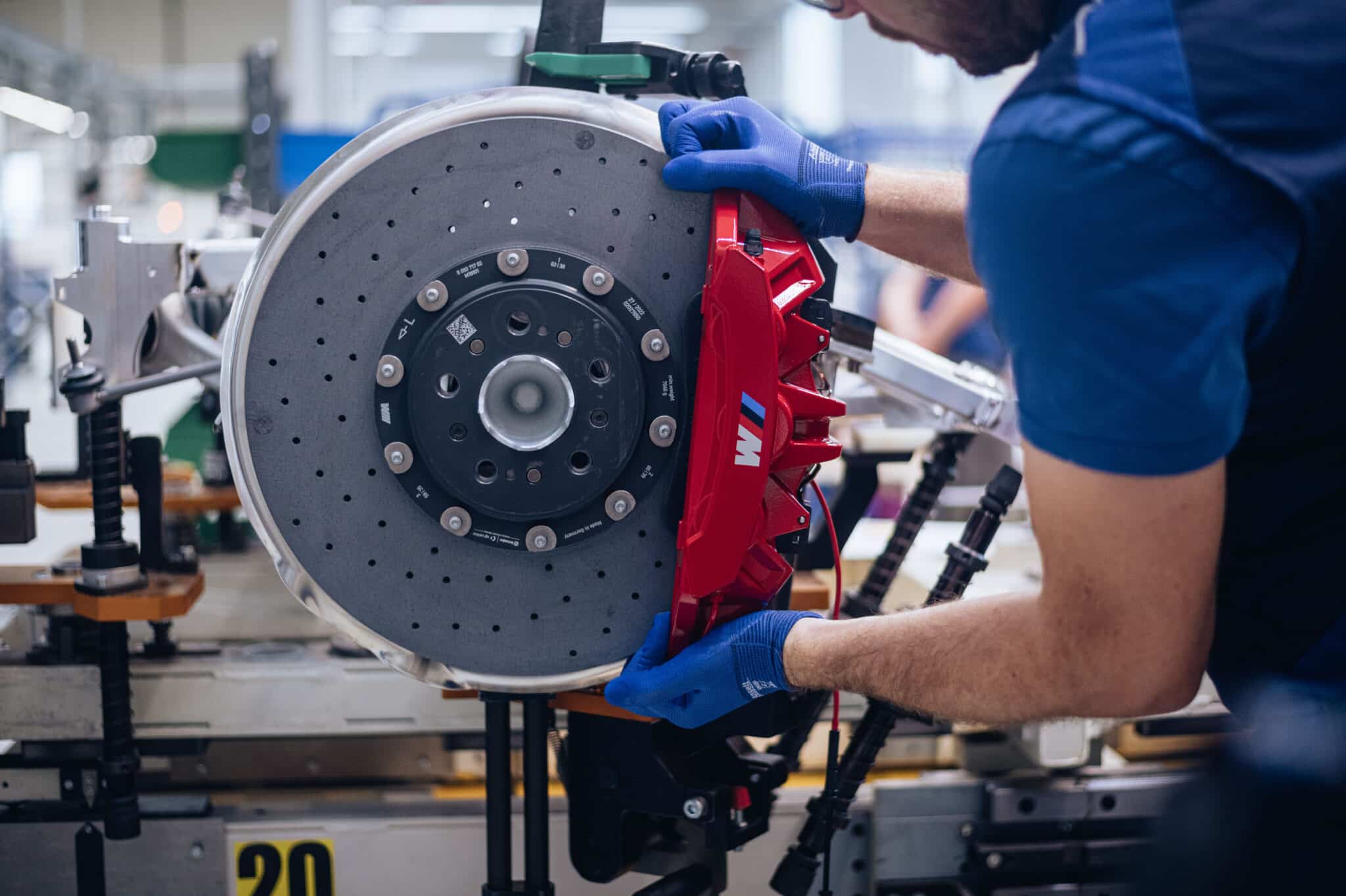 BMW 3.0 CSL: il processo di produzione nel dettaglio e la verniciatura