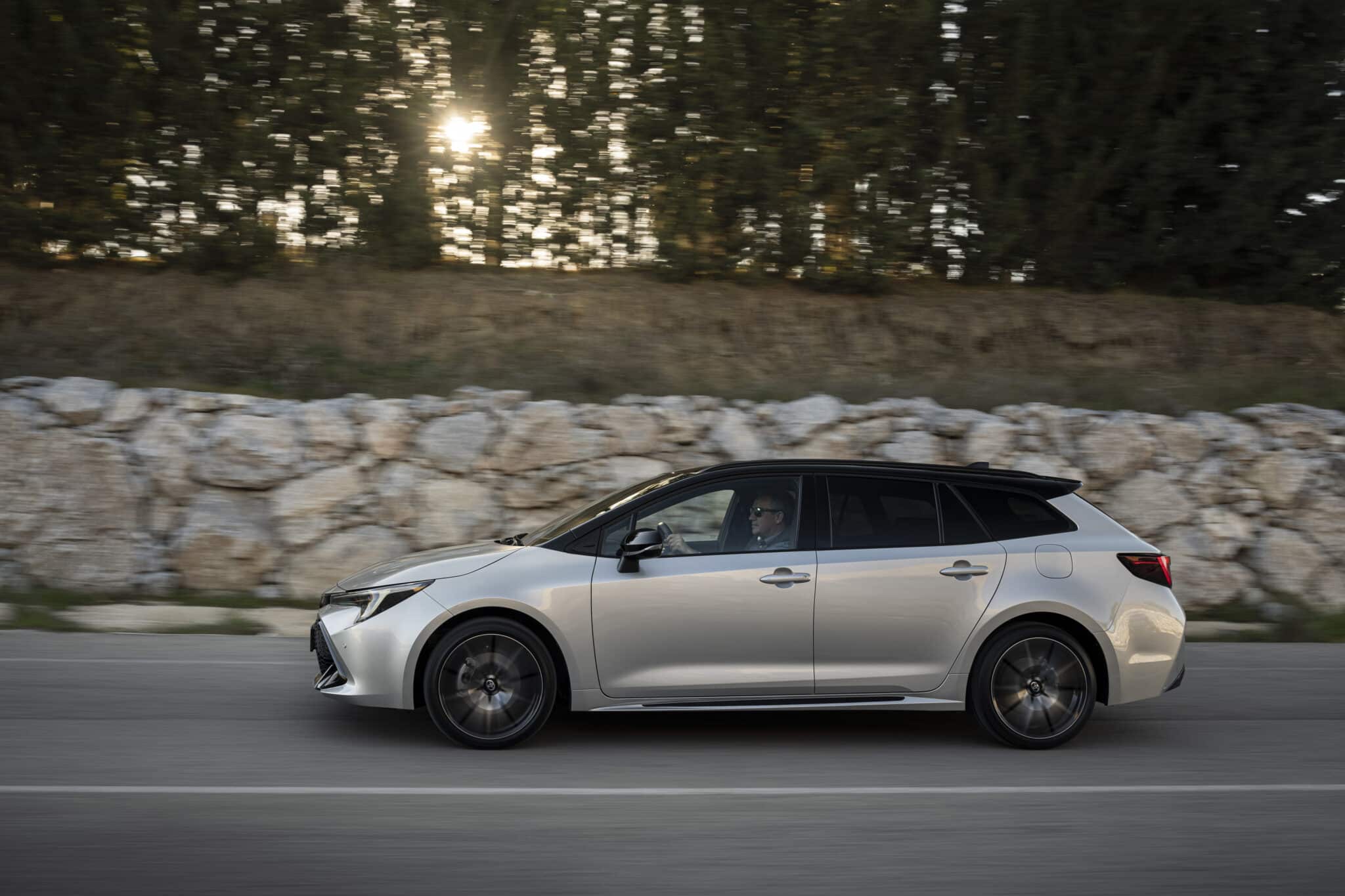 Toyota Corolla e Corolla Touring 2023: scheda tecnica, caratteristiche, prezzi e motorizzazioni