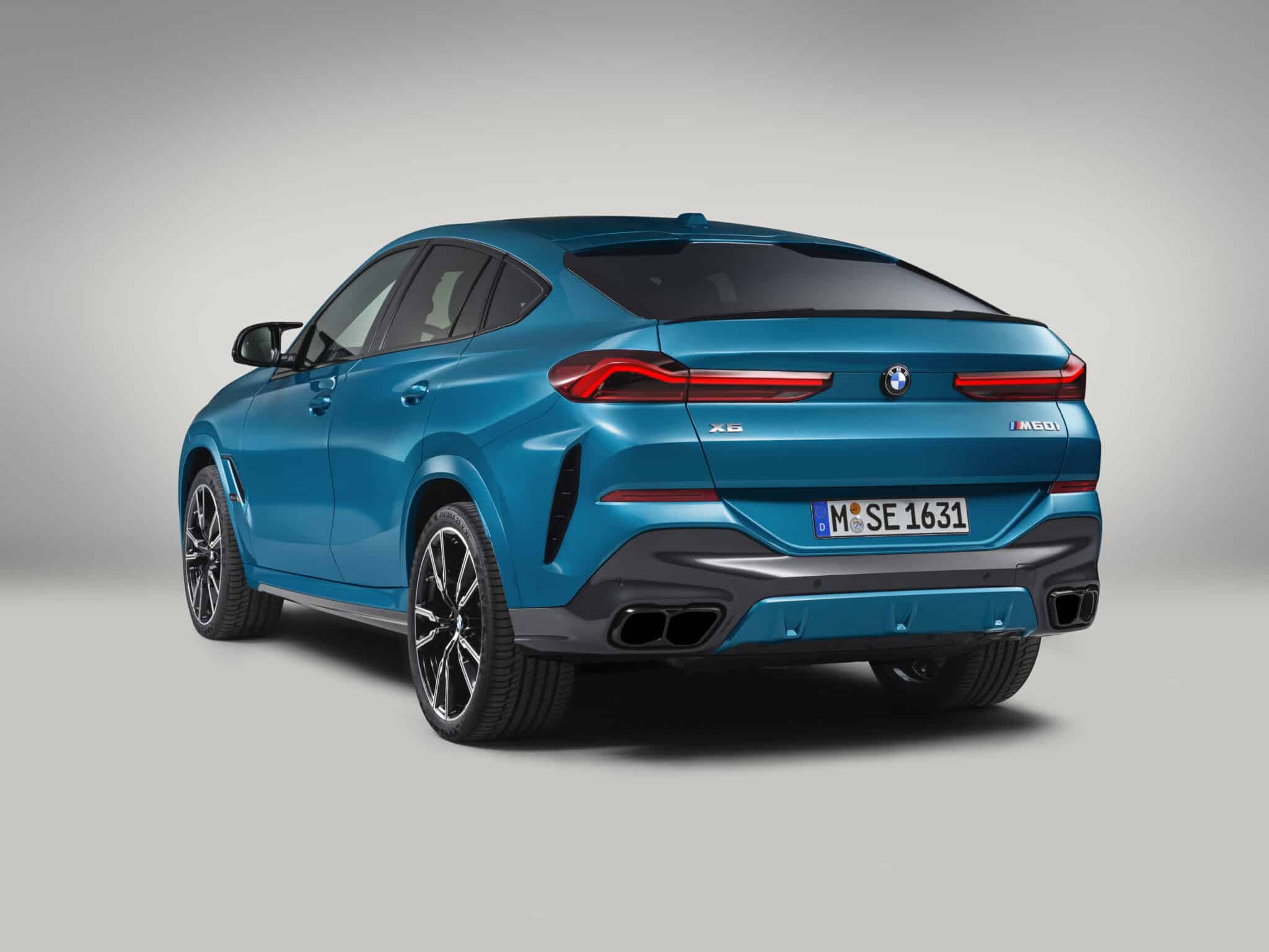 BMW X6 2023, vista tre quarti posteriore