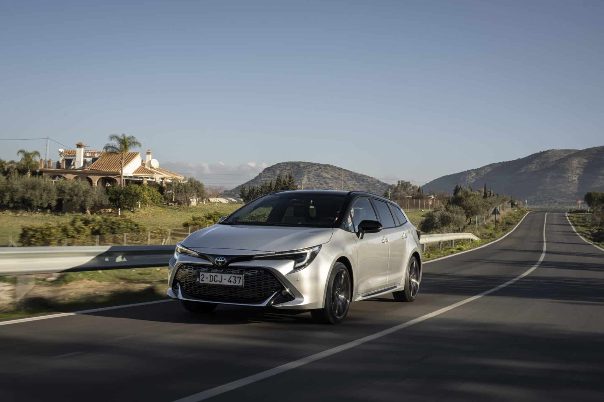 Toyota Corolla e Corolla Touring 2023: scheda tecnica, caratteristiche, prezzi e motorizzazioni