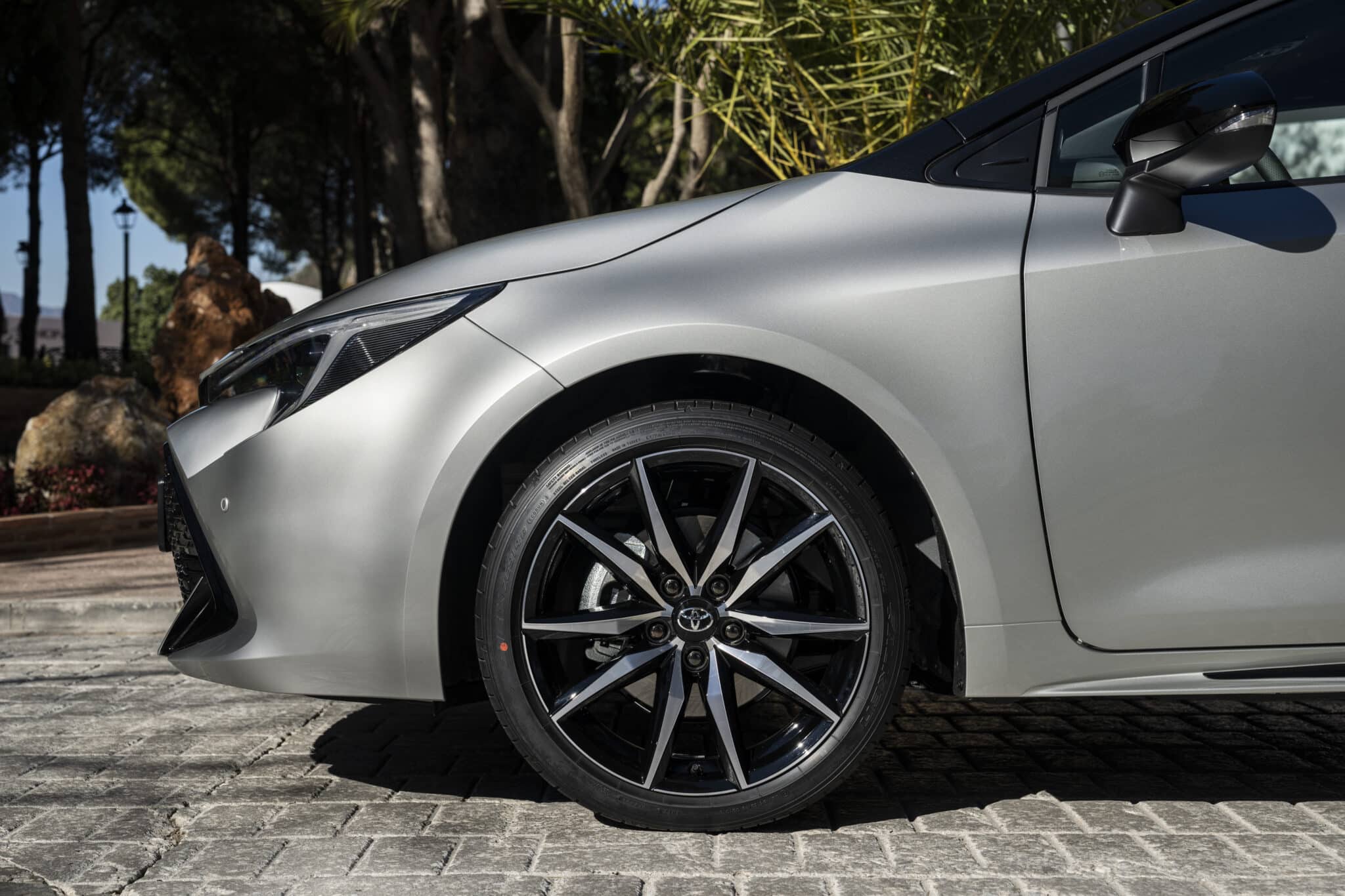 Toyota Corolla e Corolla Touring 2023: scheda tecnica, caratteristiche, prezzi e motorizzazioni