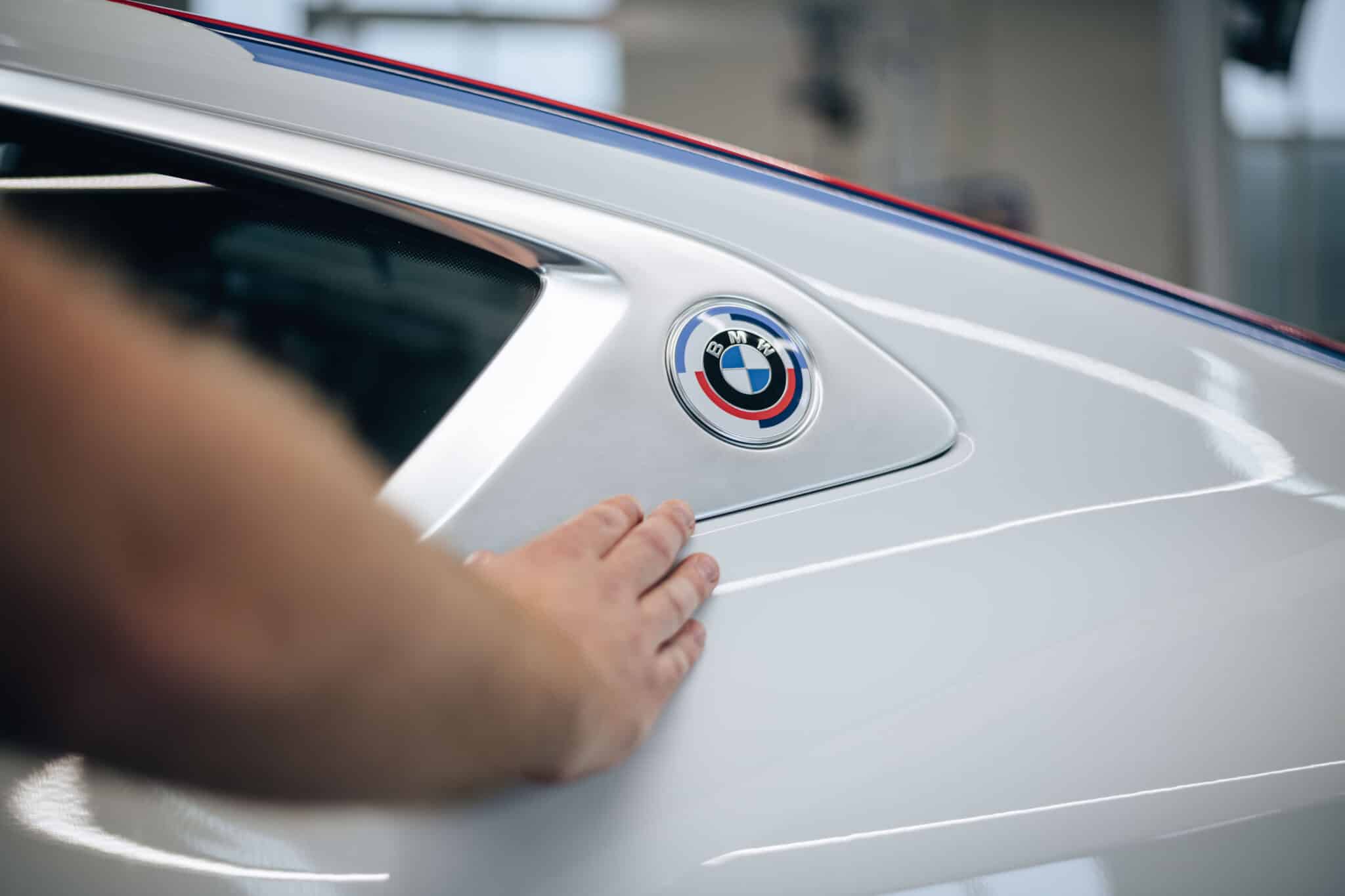 BMW 3.0 CSL: il processo di produzione nel dettaglio e la verniciatura