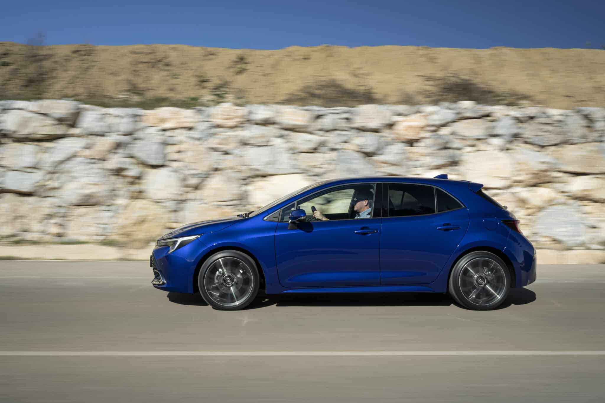 Toyota Corolla e Corolla Touring 2023: scheda tecnica, caratteristiche, prezzi e motorizzazioni
