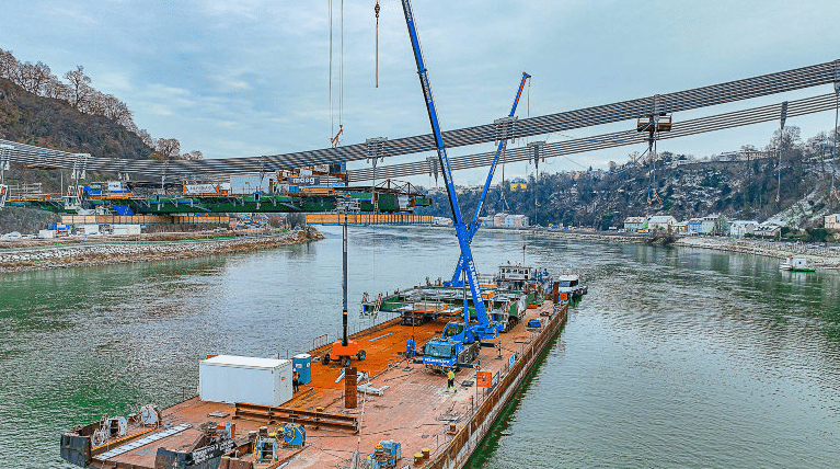 Fasi di montaggio dell’impalcato del ponte sospeso sul Danubio. Credits: ASFINAG