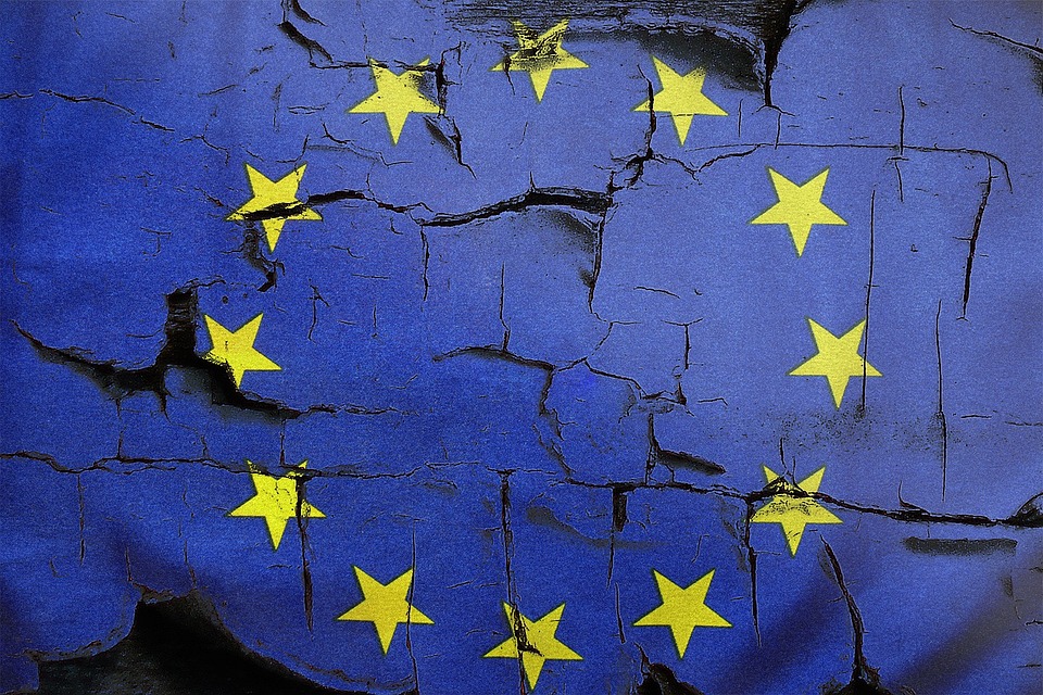 La bandiera europea, costituita da un cerchio di 12 stelle dorate su uno sfondo blu. Le stelle rappresentano gli ideali di unità, solidarietà e armonia tra i popoli d'Europa.