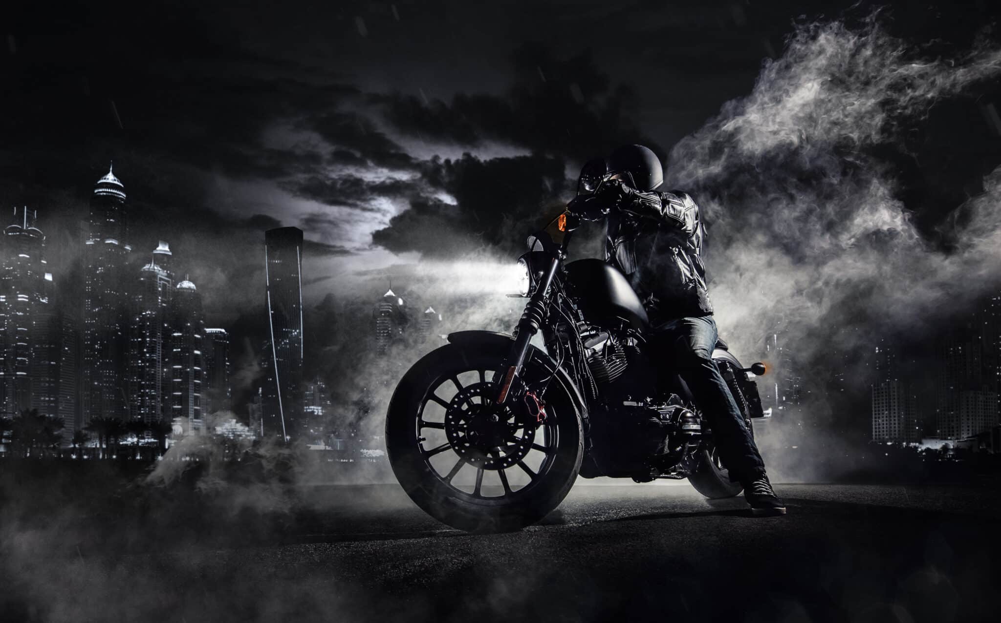 Moto tura motociclista nera