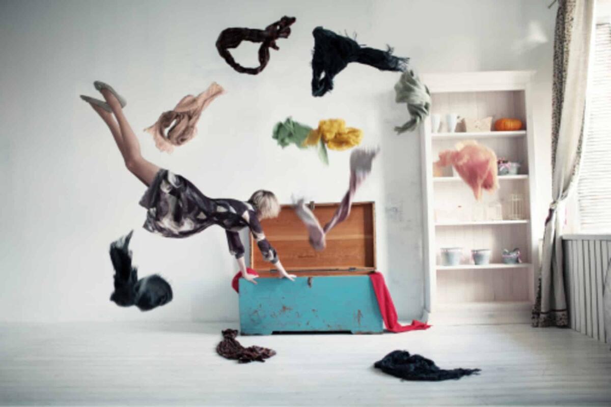 Antigravità: fantascienza o realtà? Ecco cosa dice la fisica - Young woman trying to pack her clothes