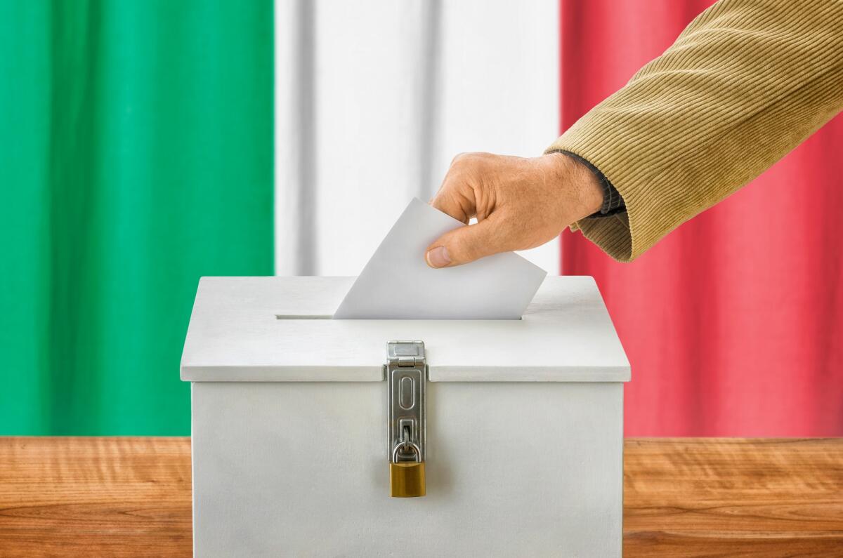 Elezioni comunali: come funzionano, come e quando si vota - Man putting a ballot into a voting box - Italy