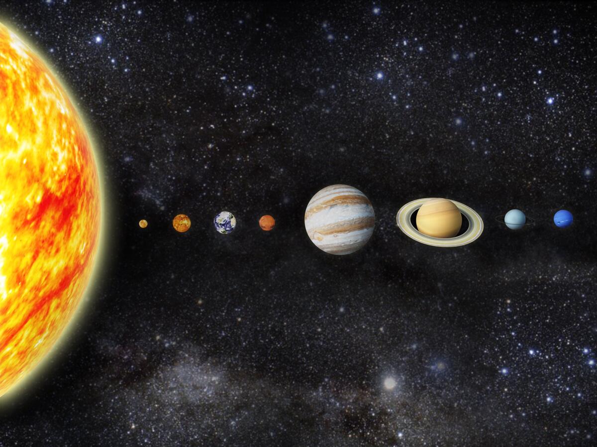 Il Sole è davvero il centro del nostro Sistema Solare? Non esattamente - Illustration of our solar system. - 3D REnder 
Maps from http://planetpixelemporium.com/