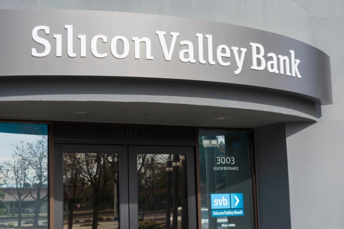 Fallimento della Silicon Valley Bank: cause e ripercussioni sul mondo delle startup - Silicon Valley Bank facade at high-tech commercial bank headquarters in South San Francisco Bay area - Santa Clara, California, USA - 2020