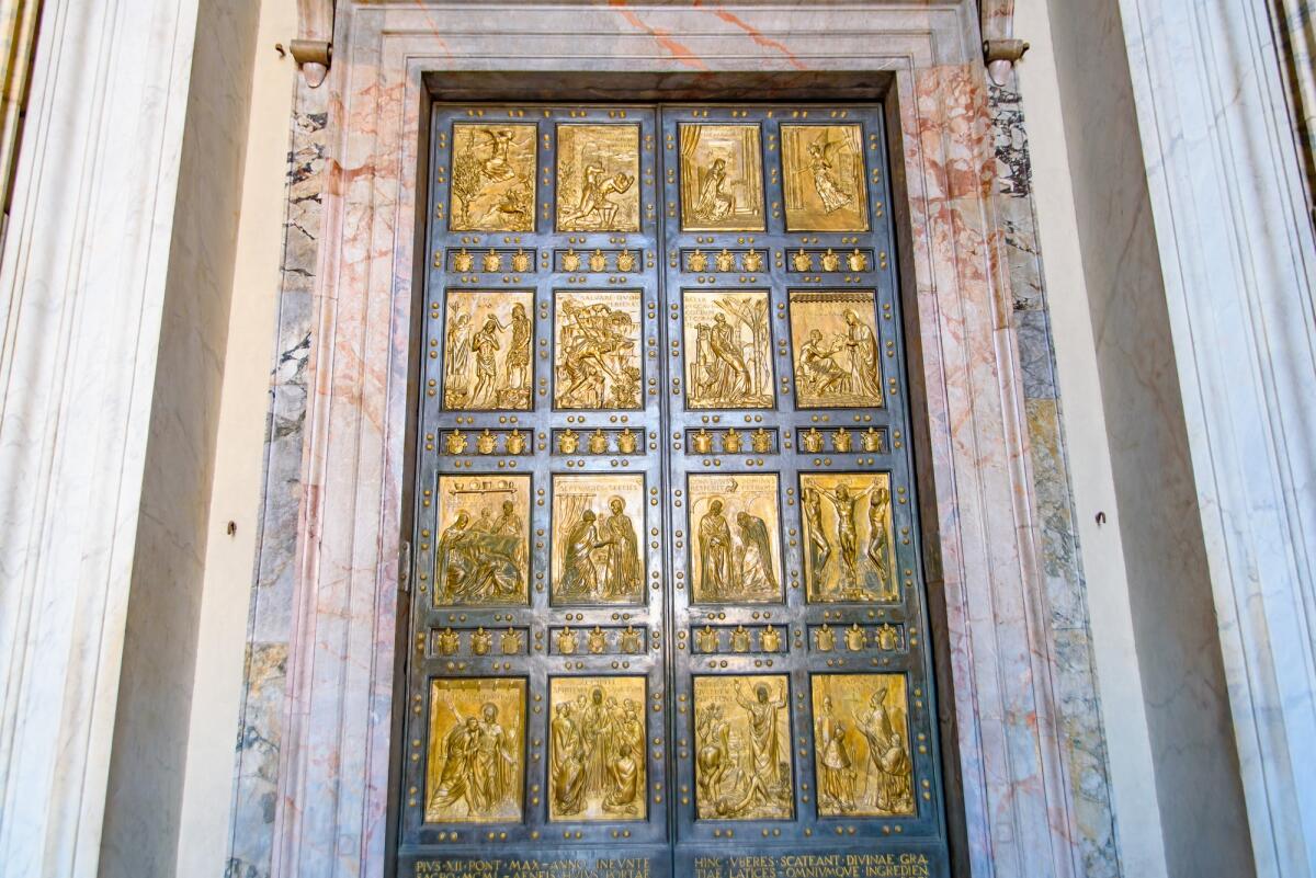Restauro di beni culturali per il Giubileo 2025 - The Holy Door of St. Peter's Basilica in Vatican City