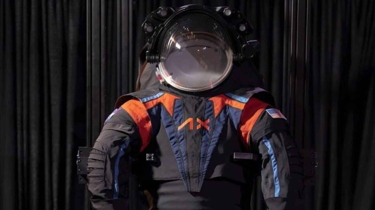 Presentata la tuta spaziale con cui l'uomo tornerà sulla Luna - 