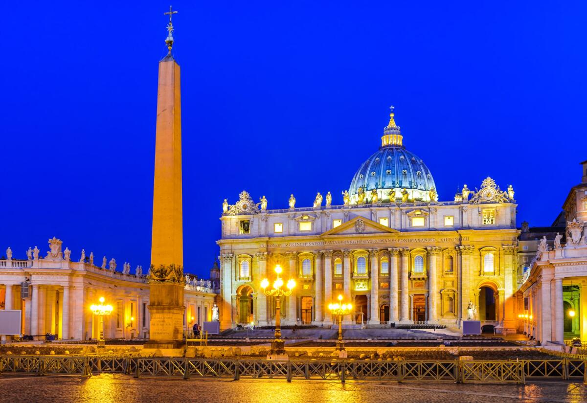 Rilievo digitale. Ecco la Basilica di San Pietro a Roma - Rome, Italy. Twilight image of St. Peter's Basilica, built in Rennaisance medieval age, largest in the world.