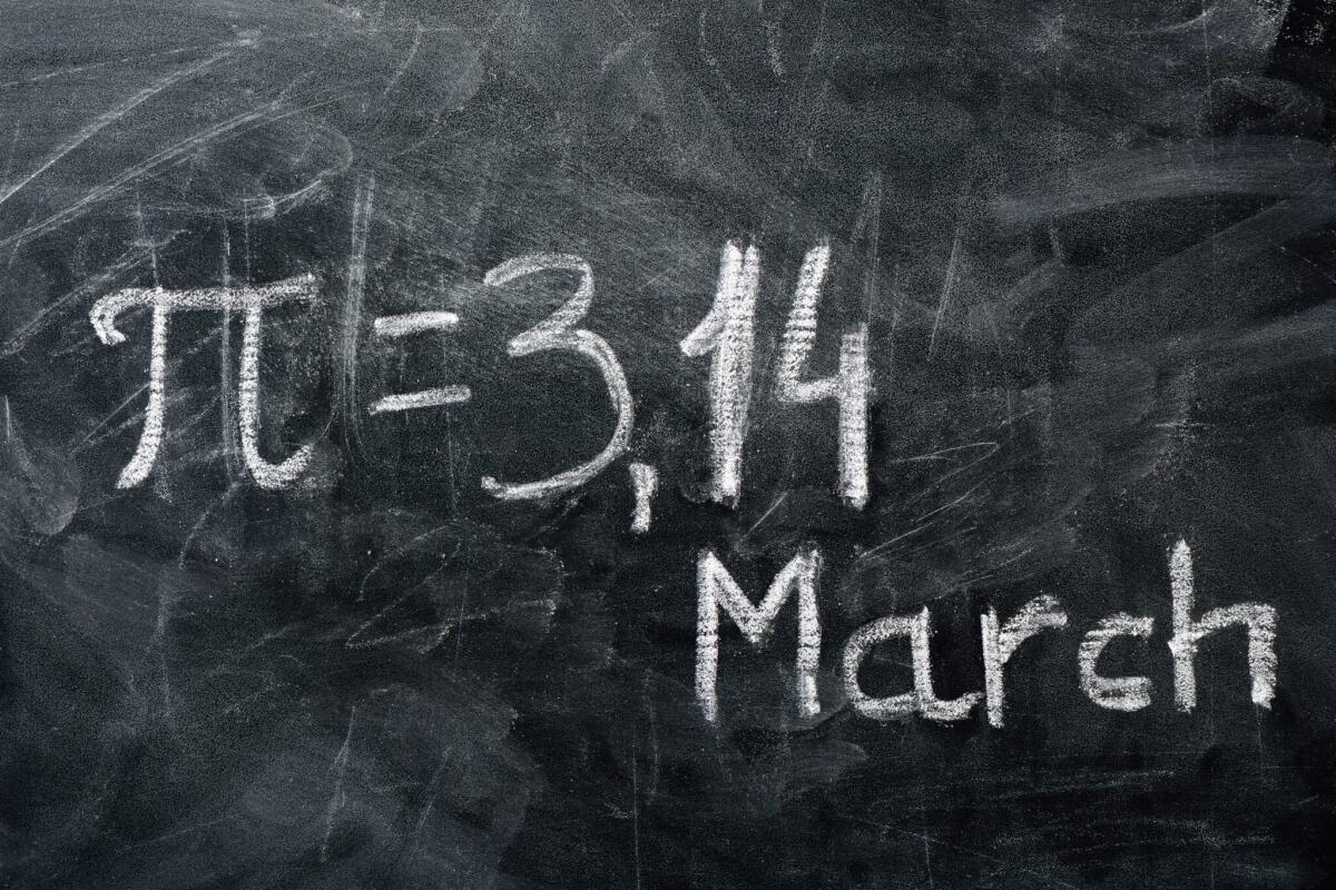 Pi Greco day: curiosità sulla costante matematica - PI day concept. The value of PI and the date written on the blackboard