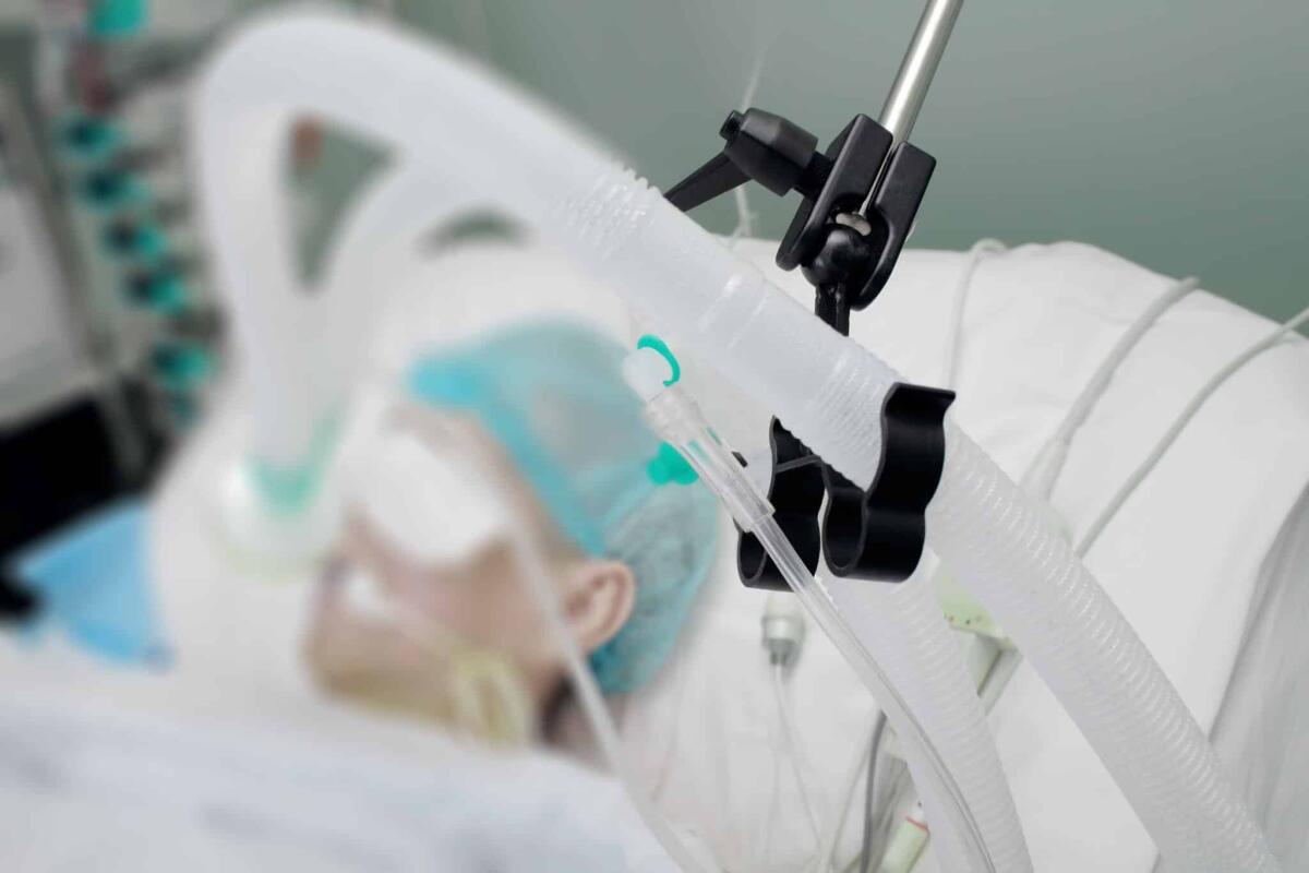 Ventilazione polmonare meccanica: dai CPAP ai ventilatori impiantabili - Breathing circuit of patient on the ventilator in ICU