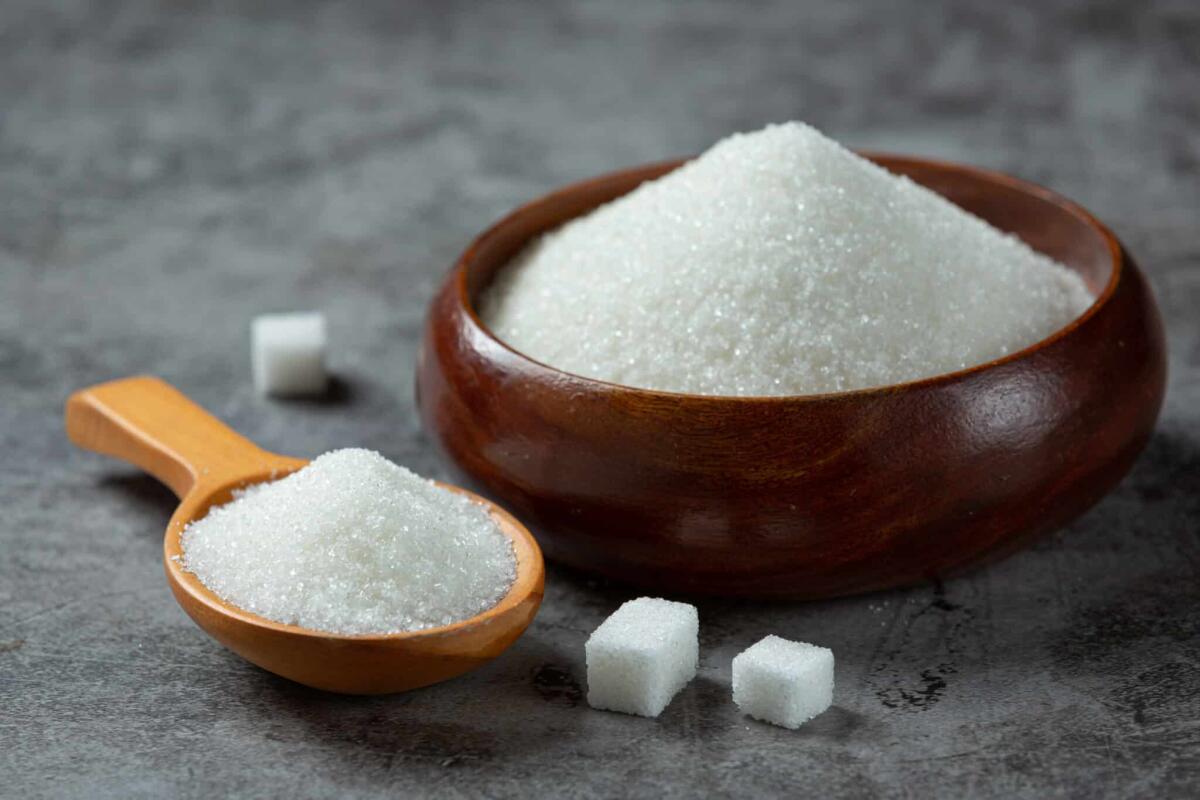 Eritritolo: uno studio lo identifica come responsabile di ictus ed infarti - World diabetes day; sugar in wooden bowl on dark background