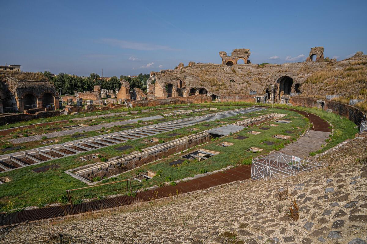 L'anfiteatro campano, gemello del colosseo - Image of ruins of an ancient amphitheater in Santa Maria Capua Vetere in Campania in Italy