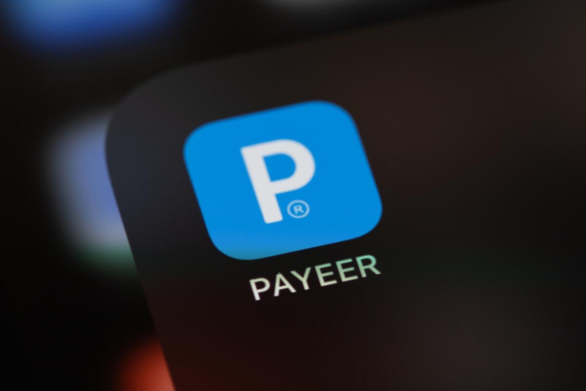 Liubov Svezhentseva sulle qualità di leadership e il futuro dei servizi Fintech - Payeer mobile app on the screen smartphone iPhone. Payeer is a web wallet designed to work with digital currencies and fiat currencies. Batumi, Georgia - March 7, 2022
