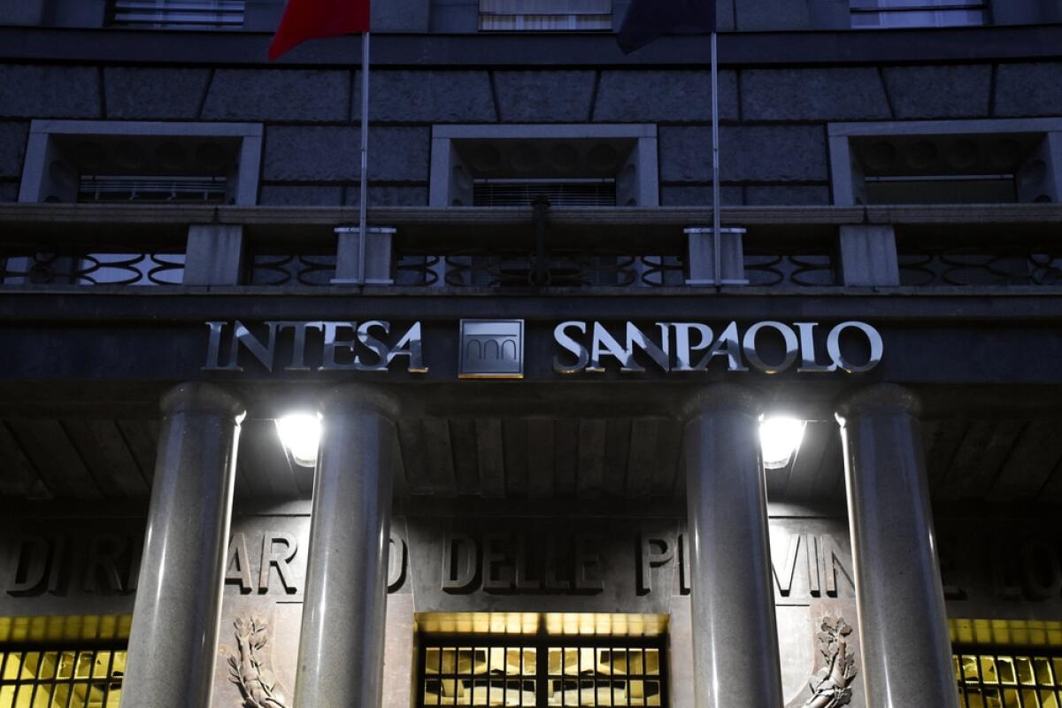 Intesa Sanpaolo abolisce gli assegni bancari: cosa cambia per i clienti - Milan, Italy, 08.04.2019: Facade and entrance of the Verdi street branch of Intesa Sanpaolo Bank in the centre of Milan