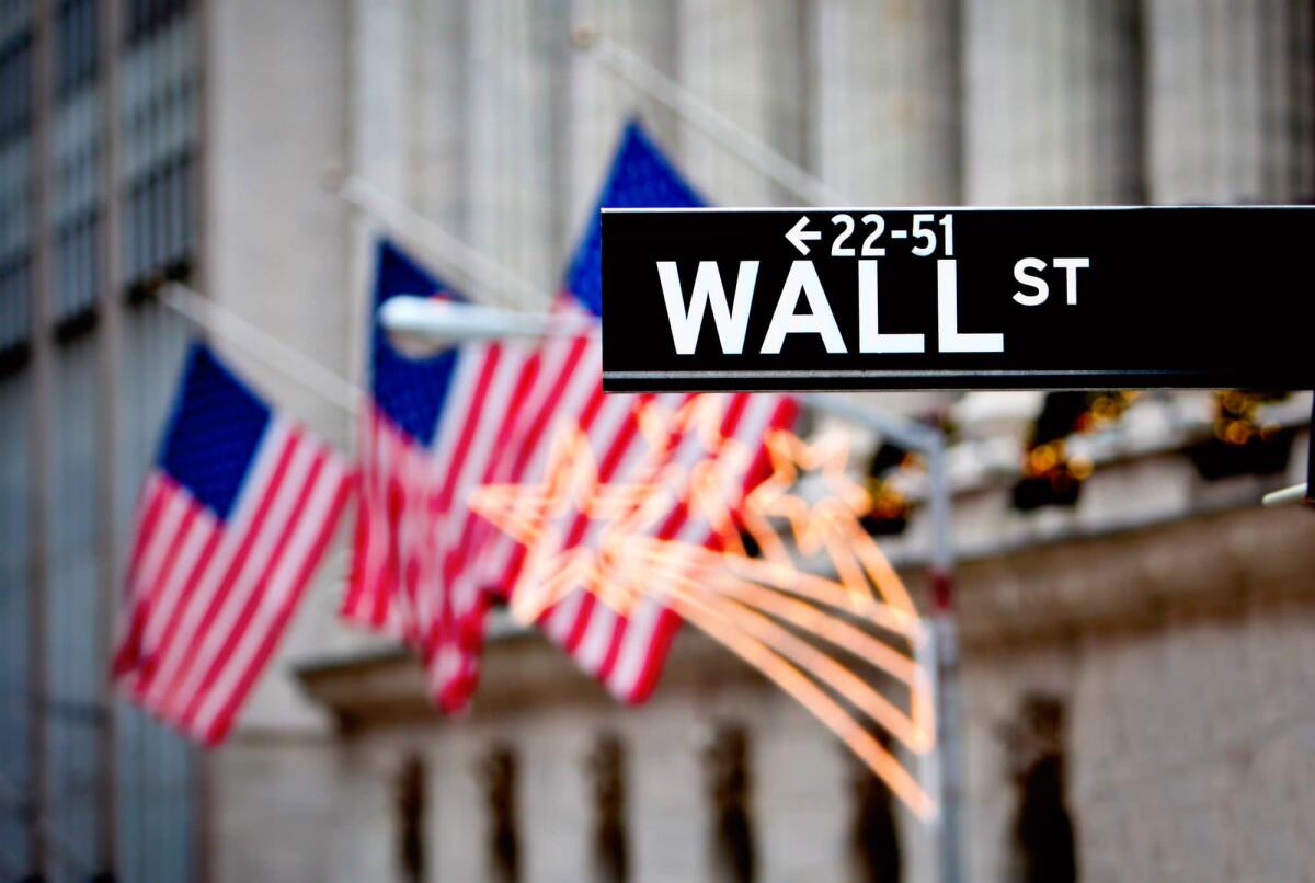 Guida completa alla Borsa: tutto ciò che devi sapere per investire con successo - Wall street sign in New York with New York Stock Exchange background