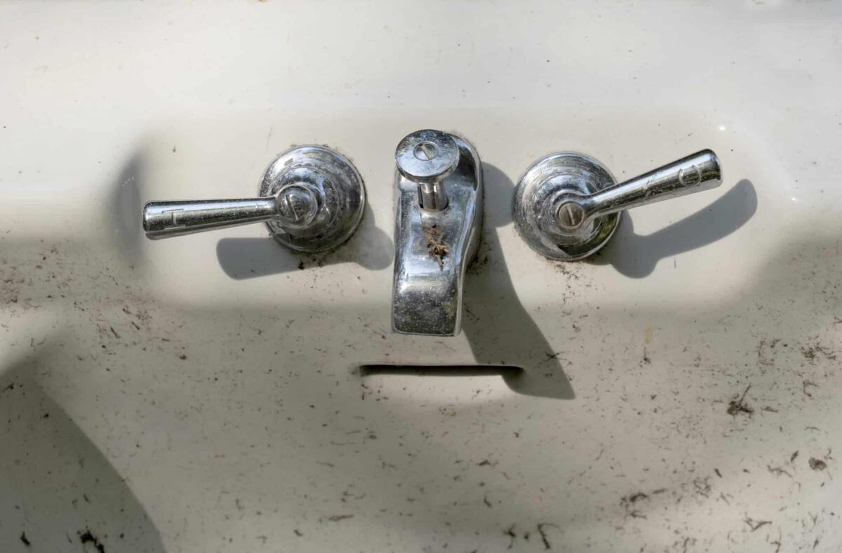 Pareidolia: la causa dei volti negli oggetti - old dirty porcelain bathtub appears to have a face, with the handles being eyes, the faucet a nose and the over flow slit a mouth