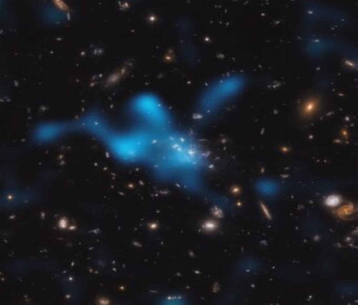 Ammasso di galassie: osservata la nascita per la prima volta - This image shows the protocluster around the Spiderweb galaxy (formally known as MRC 1138-262), seen at a time when the Universe was only 3 billion years old. Most of the mass in the protocluster does not reside in the galaxies that can be seen in th