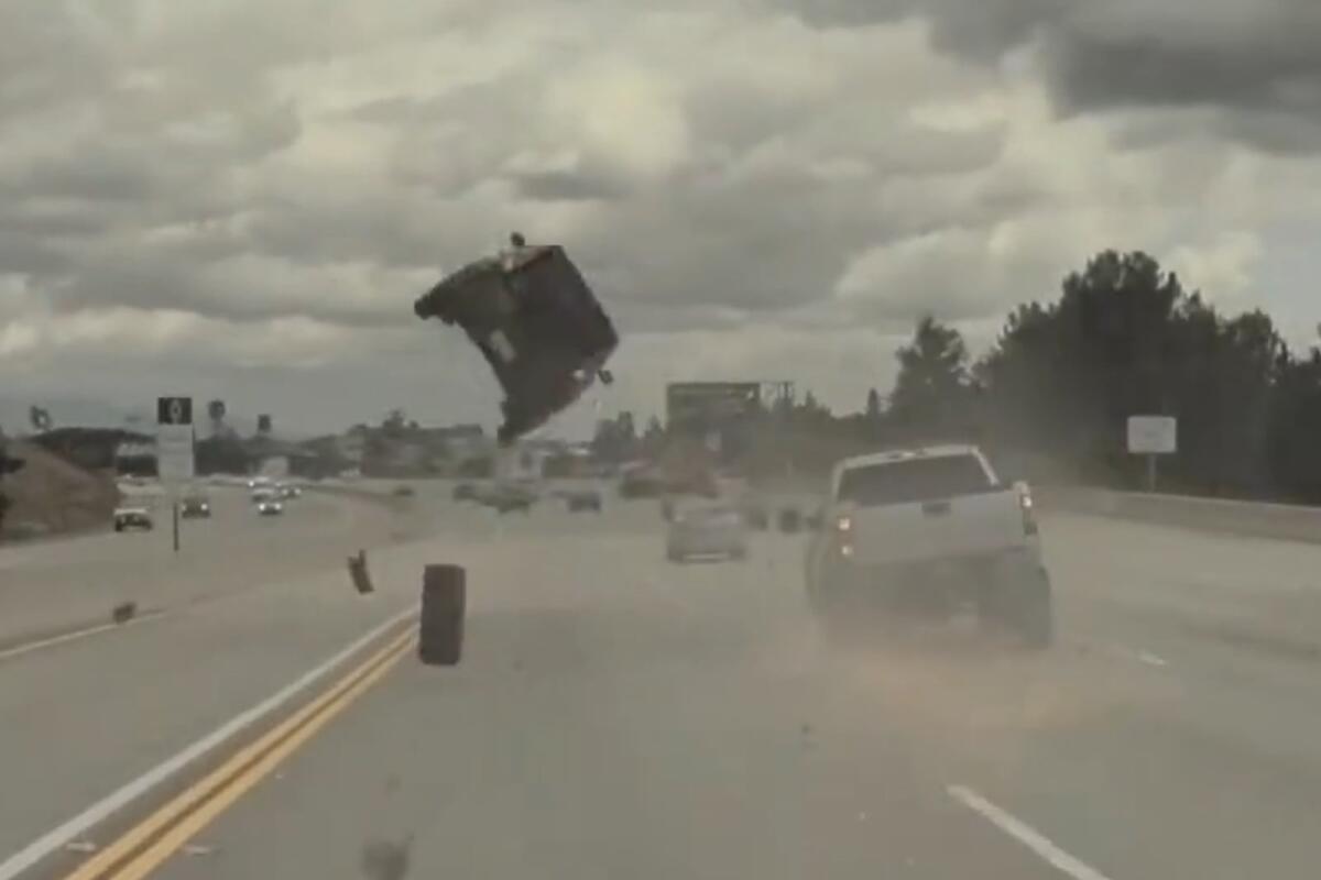 Pick-up perde uno pneumatico che centra una Kia Soul e la fa decollare (VIDEO) - 