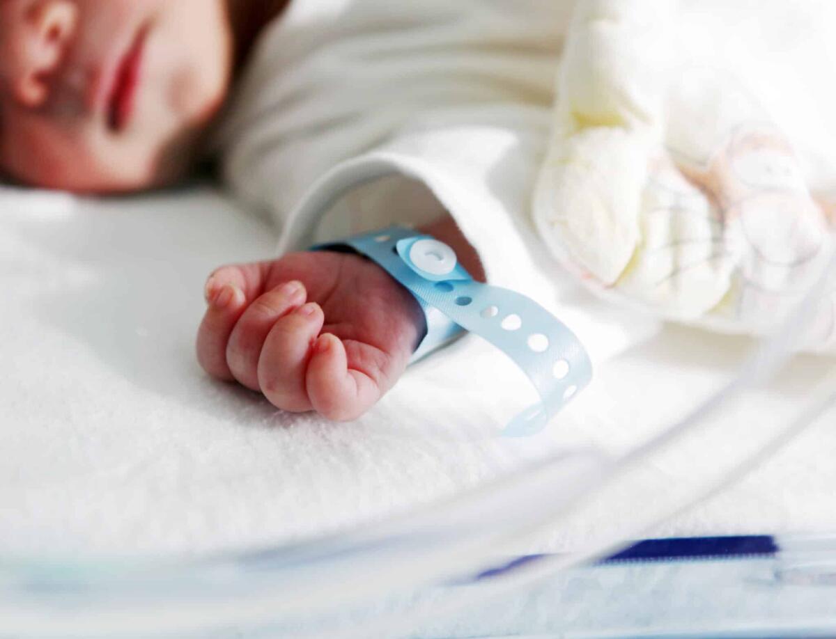 Amartoma mesenchimale: cos'è il tumore asportato ad una bambina di 10 mesi - newborn baby  in incubator