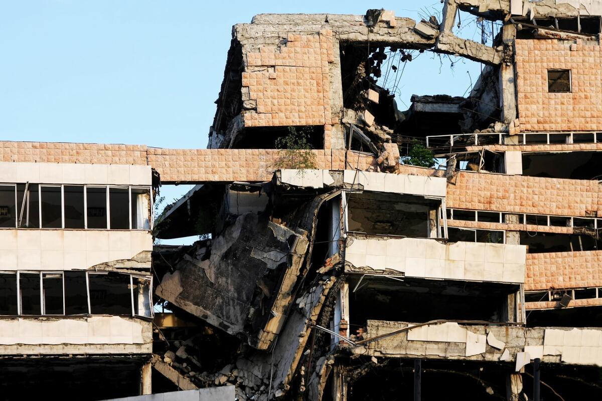 Terremoti e costruzioni, la situazione italiana - Ruined big building after strong earthquake disaster