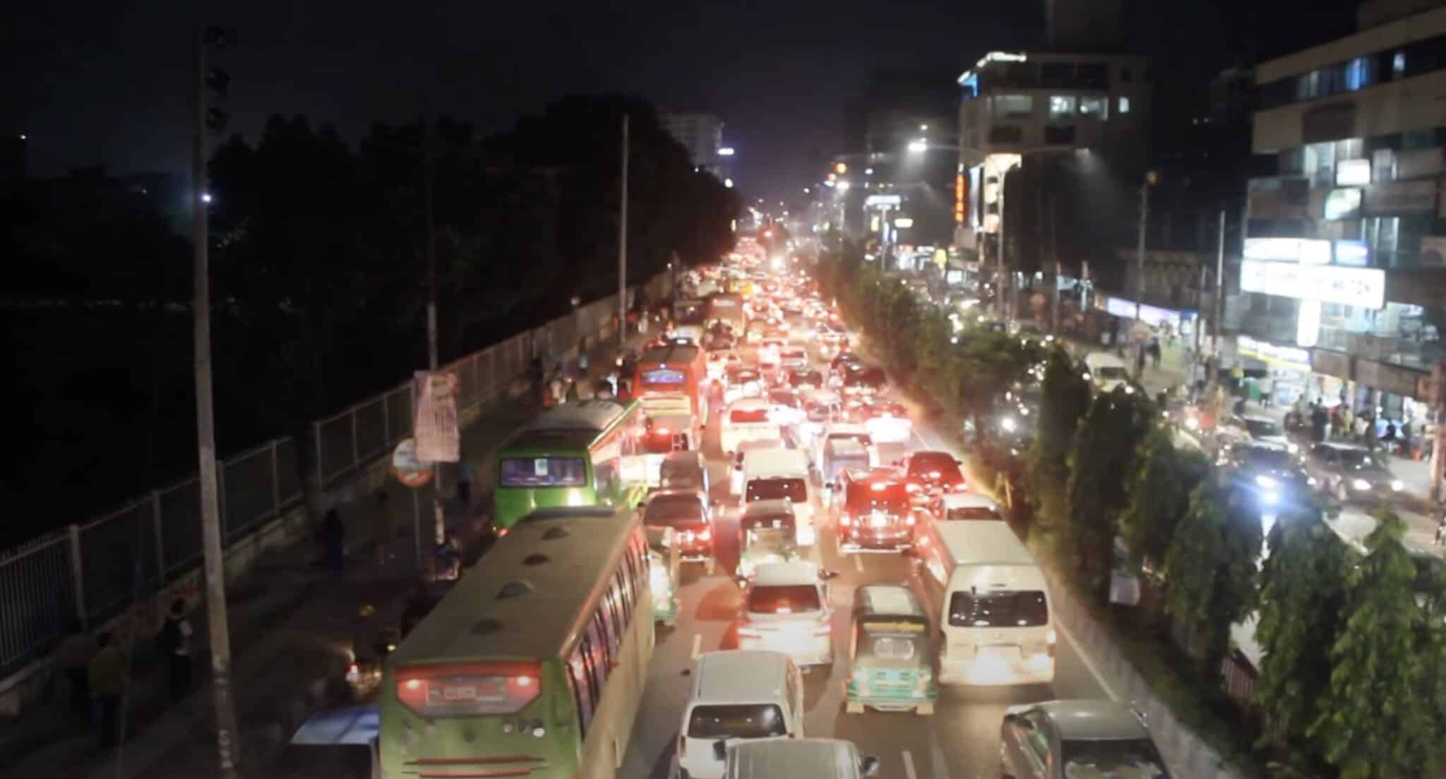 Traffico stradale in Cina di notte