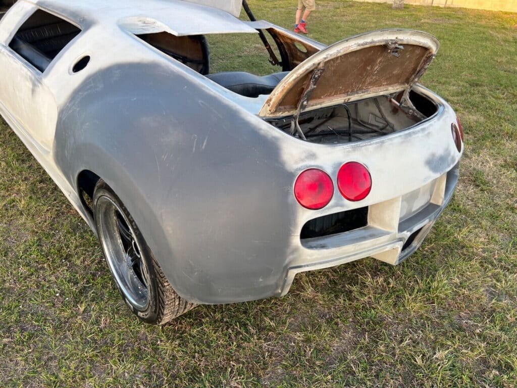 Bugatti Veyron: questa replica in versione limousine è in vendita a 25 mila dollari su Ebay