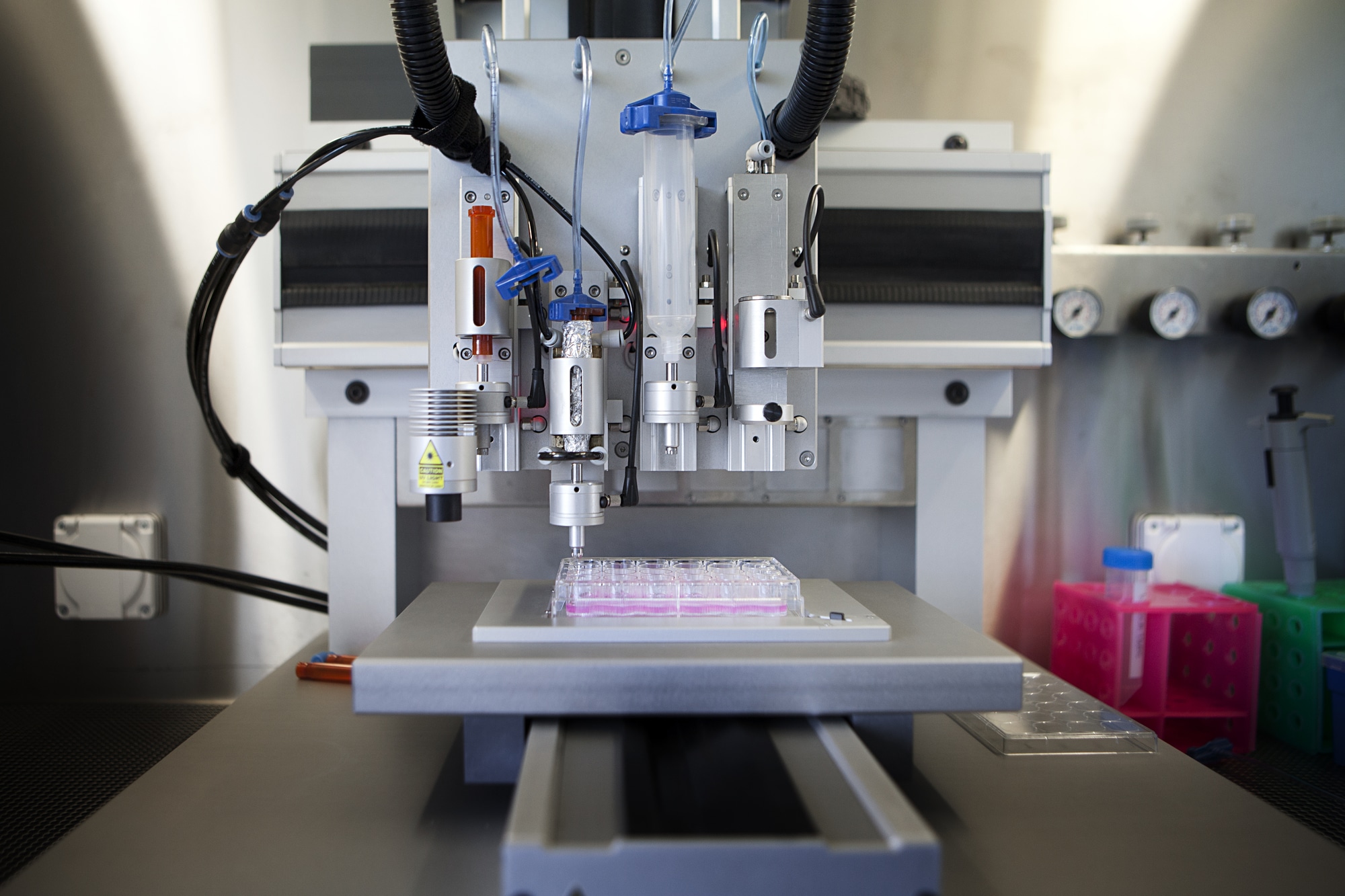 In figura una stampante 3D che utilizza il bioink per la creazione di nuovi tessuti.