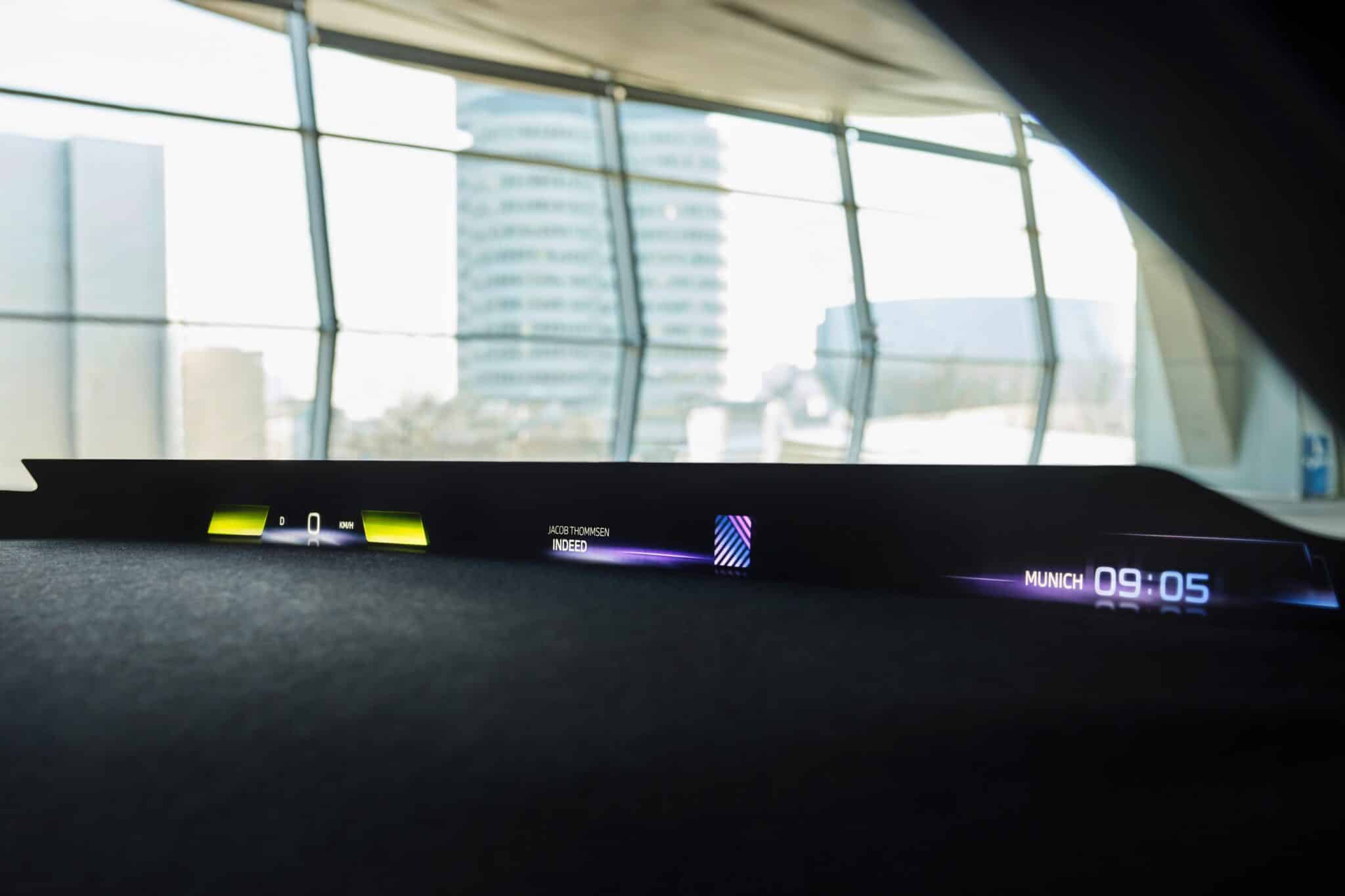 L'head-up display di BMW si estenderà per tutta la larghezza del parabrezza ed è definito da quella "striscia" sottile nera con le informazioni all'altezza della strada