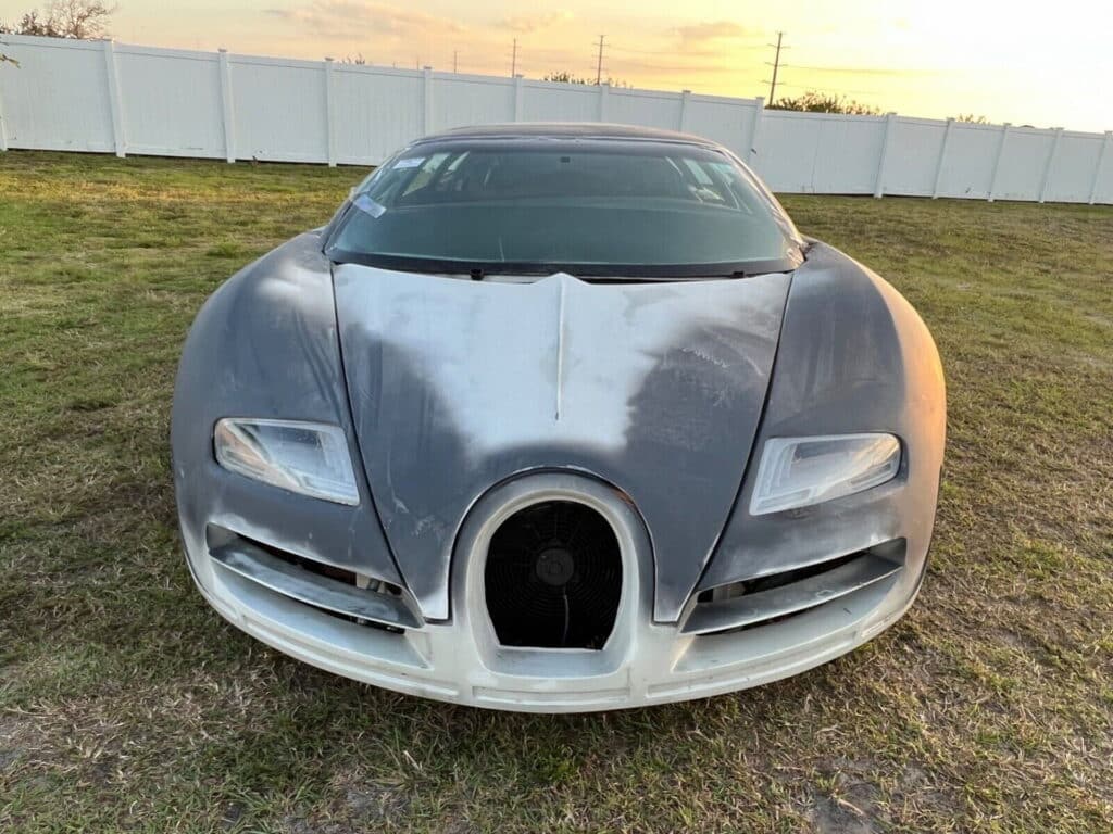 Bugatti Veyron: questa replica in versione limousine è in vendita a 25 mila dollari su Ebay