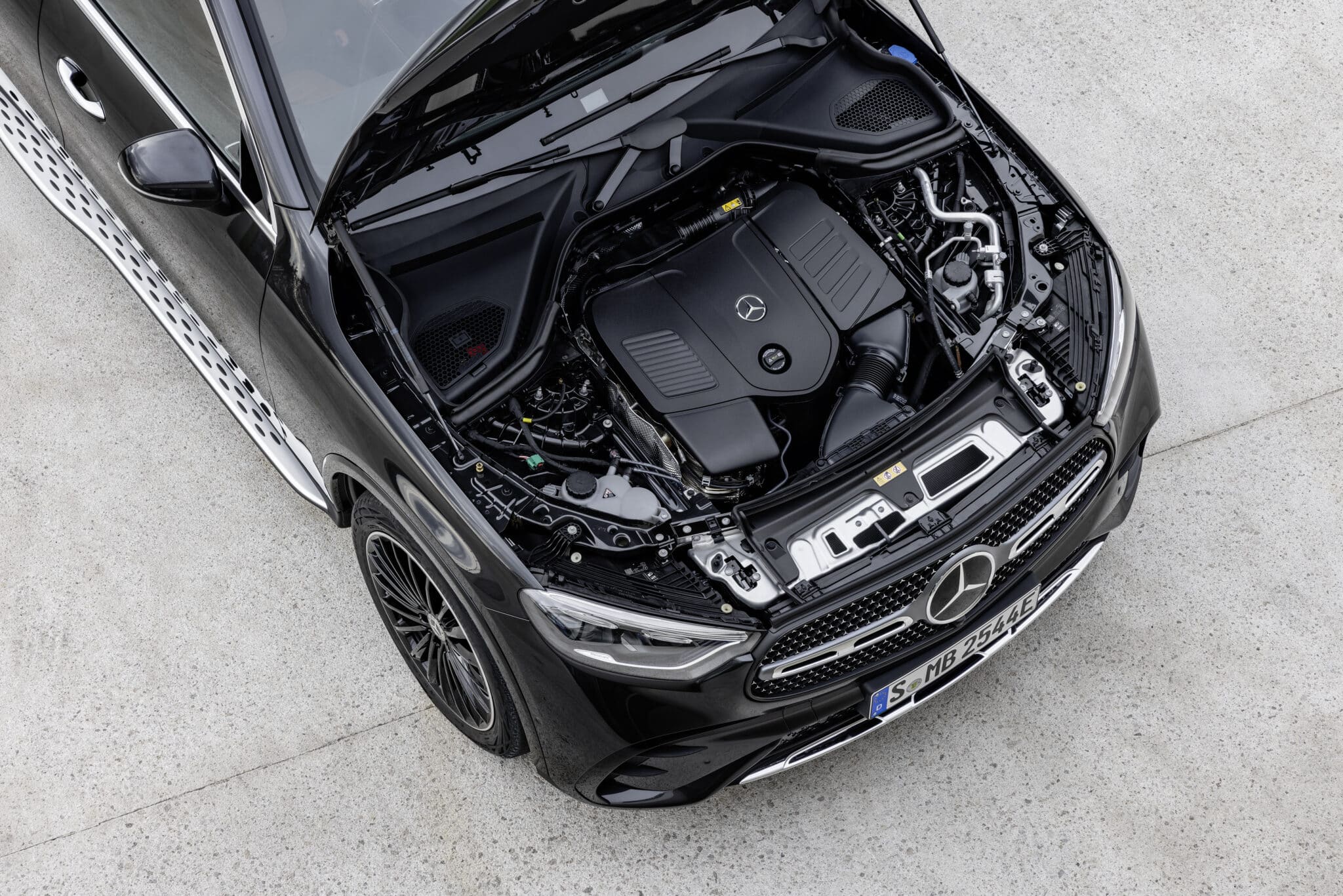 La Mercedes GLC Coupé è tutta nuova, con una linea rinnovata, un sistema MBUX di ultima generazione e motorizzazioni mild e plug-in hybrid