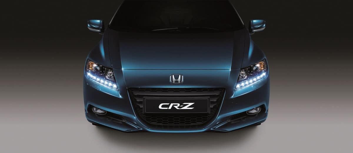 Il frontale della Honda CR-Z, con in evidenza la grande "bocca" e le luci diurne a led.