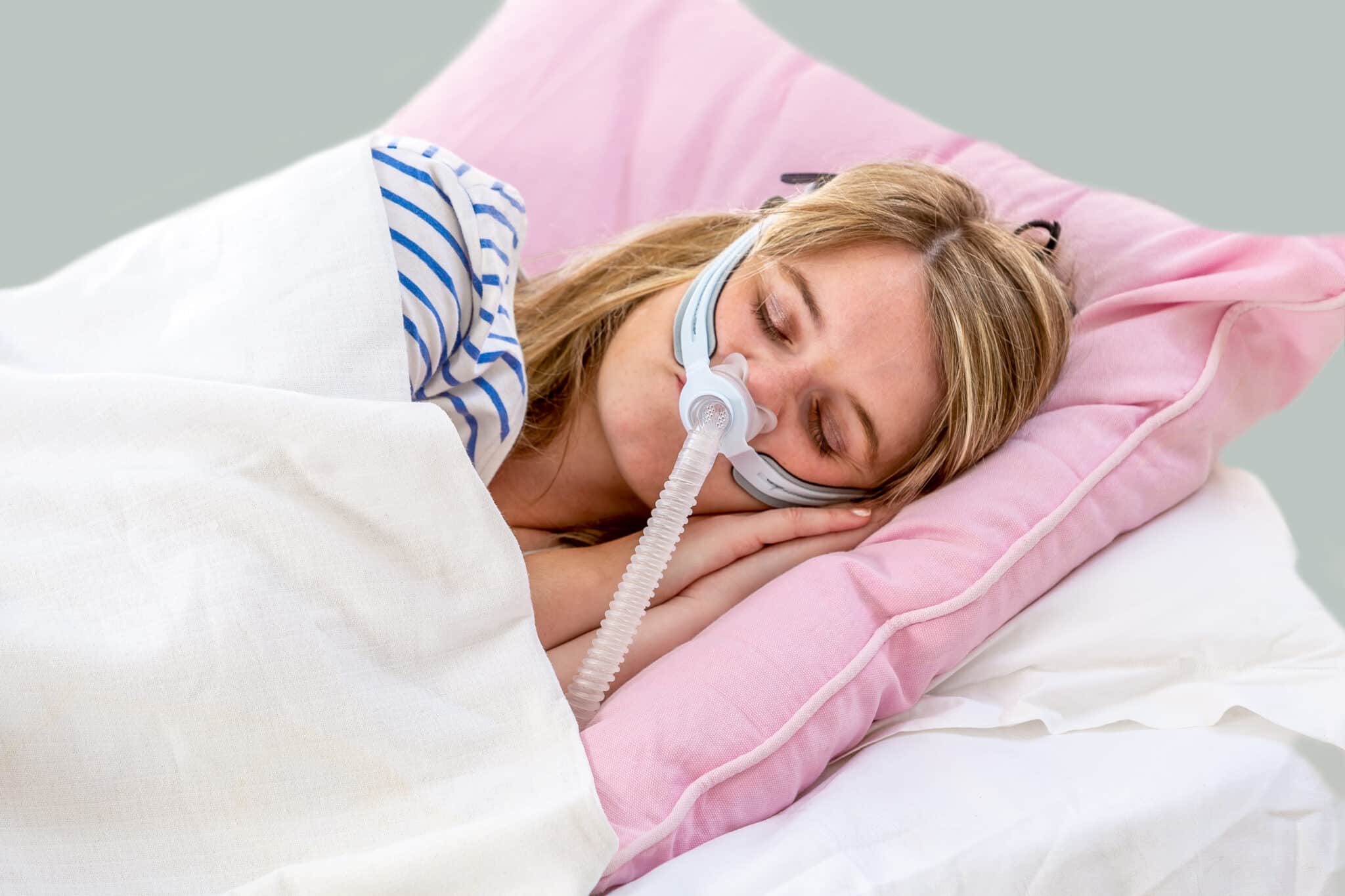 Donna affetta da OSAS che utilizza il CPAP.