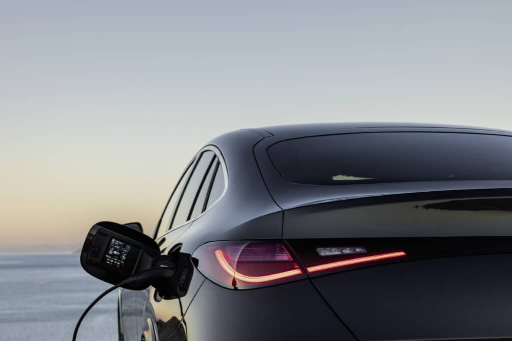 La Mercedes GLC Coupé è tutta nuova, con una linea rinnovata, un sistema MBUX di ultima generazione e motorizzazioni mild e plug-in hybrid