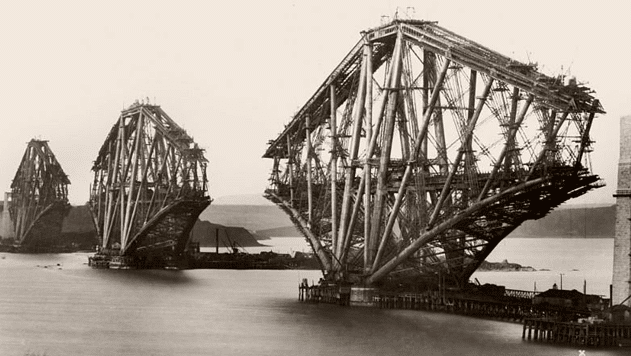 Fase realizzativa del Forth Bridge. Credits: Flashback