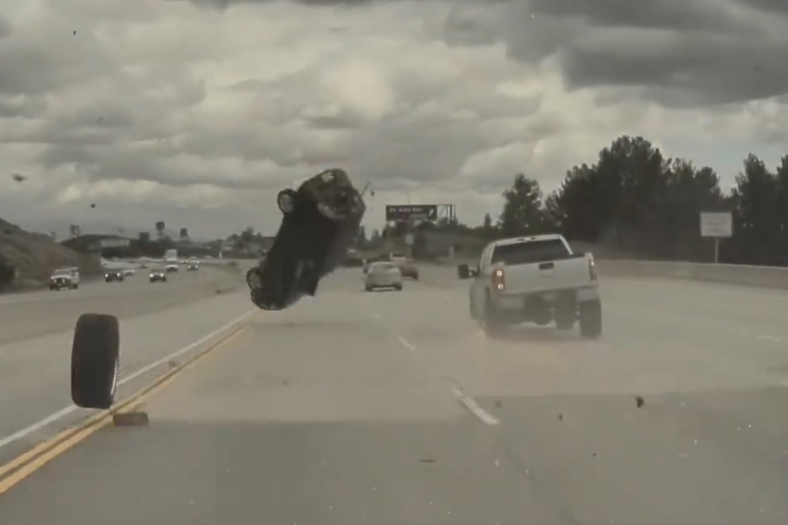 Kia Soul in volo, già ribaltata