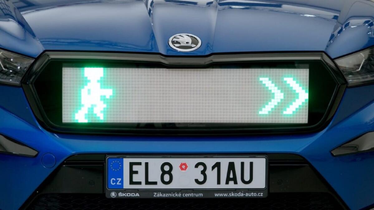 Skoda: la griglia illuminata indica ai pedoni quando è sicuro attraversare - 