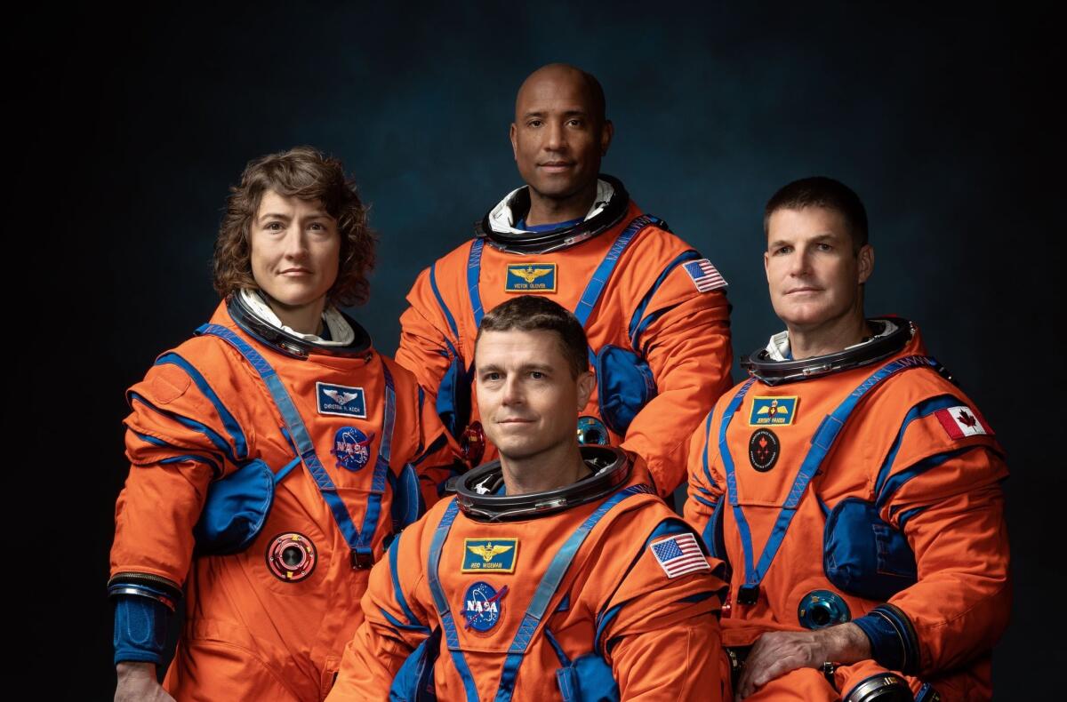 Artemis II: la NASA annuncia gli astronauti che voleranno verso la Luna - PHOTO DATE: March 29, 2023. LOCATION: Bldg. 8, Room 183 - Photo Studio. SUBJECT: Official crew portrait for Artemis II, from left: NASA Astronauts Christina Koch, Victor Glover, Reid Wiseman, Canadian Space Agency Astronaut Jeremy Hansen. PHOTOGRAPHE